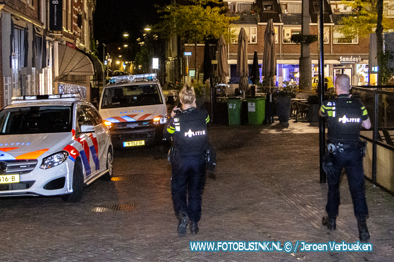 Politie met kogelvrije vesten naar melding schietpartij aan de Nieuwstraat in Dordrecht.