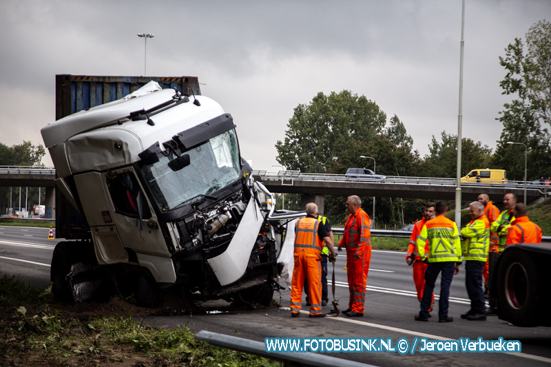 Flinke klus voor de bergers na ongeval vrachtwagen A16 Dordrecht.