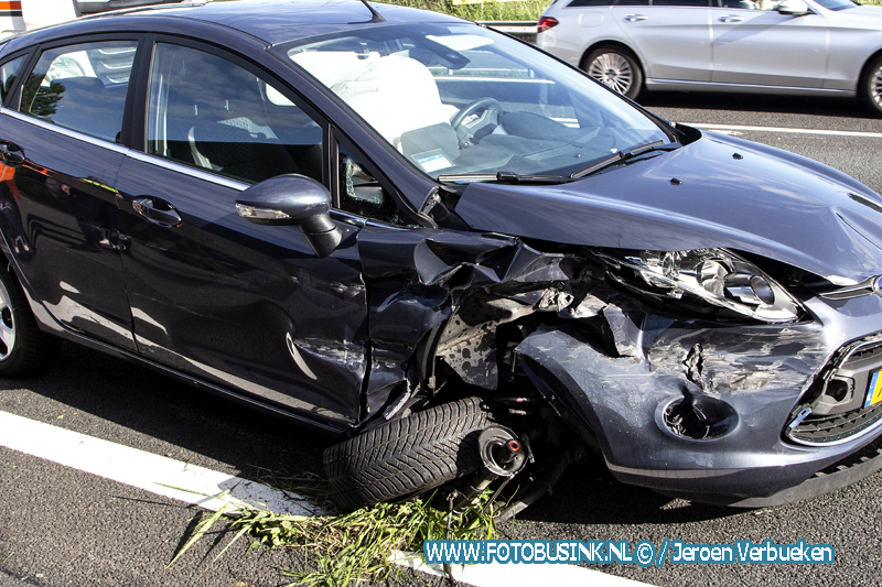 Ongeval tussen personenauto en een vrachtwagen A15 Papendrecht.