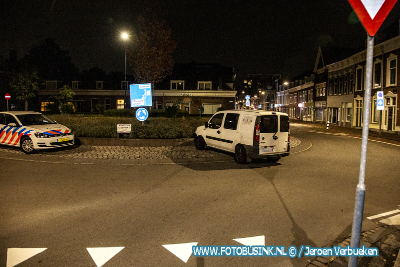 Bestelbusje klapt tegen rotonde aan de Spuiweg in Dordrecht.