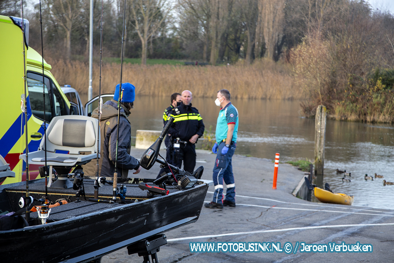 Vissers redden man uit water bij het Vissertje in Dordrecht.