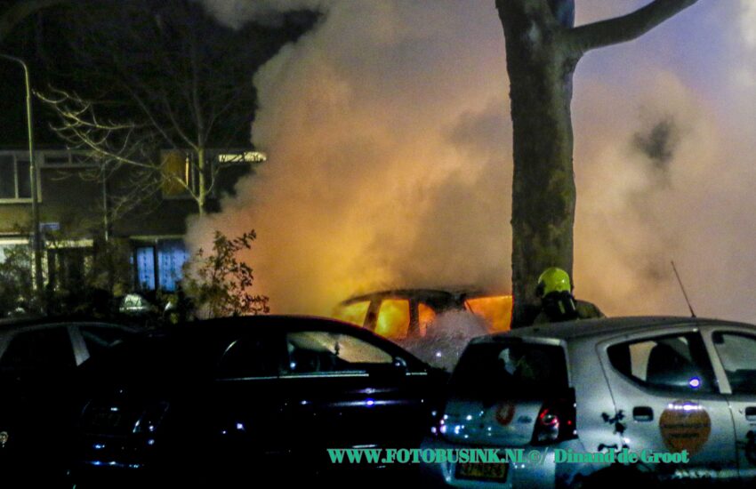 Brand verwoest auto in Sliedrecht.