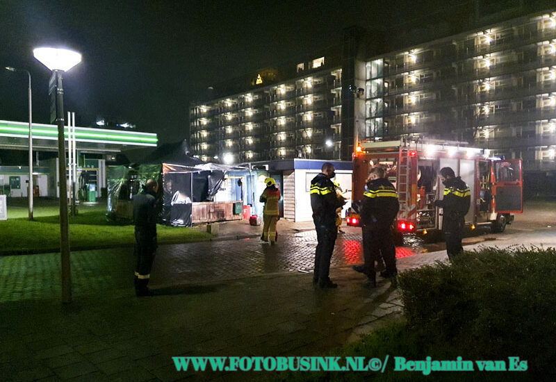 Tent in brand gestoken bij Cafetaria Moreno aan de Leeuwstraat in Dordrecht.