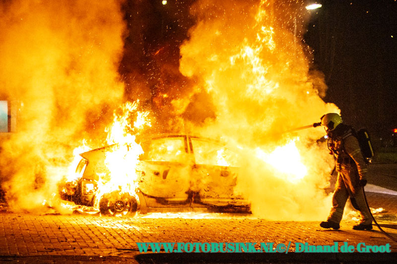 Auto verwoest door brand de Sumatralaan in Zwijndrecht.