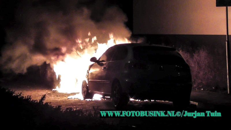 Twee auto verwoest door brand in Alblasserdam.