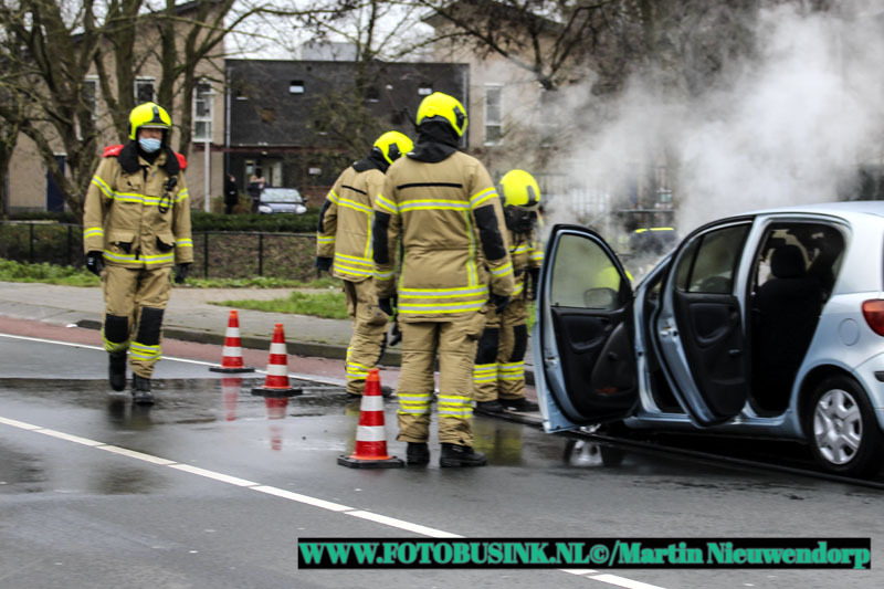 Auto in brand aan de Benedenveer in Sliedrecht.