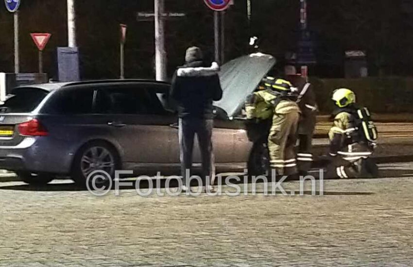 Brandweer opgeroepen voor autobrand bij benzinestation Tango in Dordrecht
