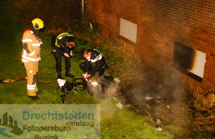 Brommer in brand tegen gebouw aan Zuidendijk Dordrecht