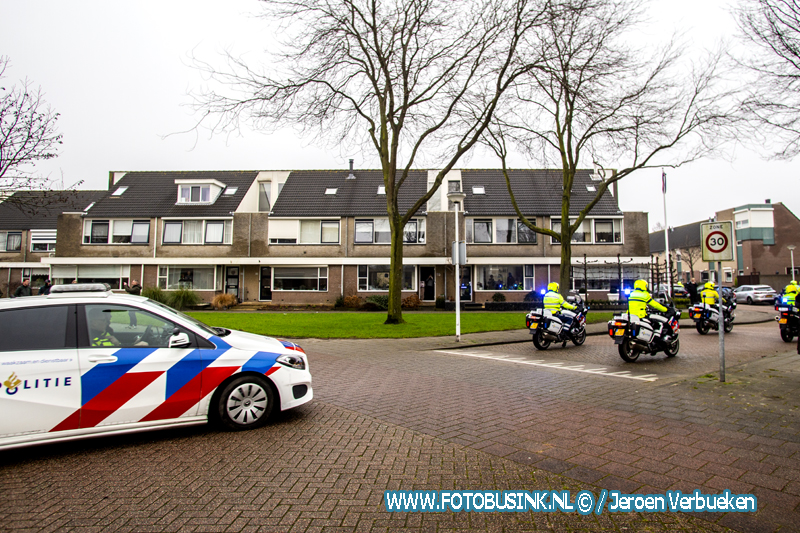 Politie maakt in Papendrecht eerbetoon rit langs huis ernstig zieke collega.