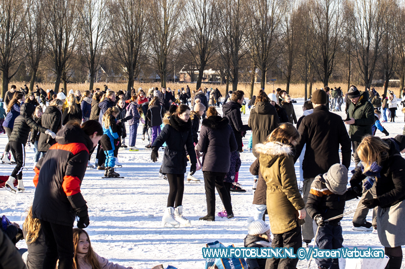 Mensen genoten vandaag van het schaatsen in recreatiegebied Sandelingen-Ambacht.