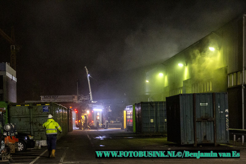 Brandweer maakt middelbrand voor brand bij recyclingbedrijf Coolrec aan de Grevelingenweg in Dordrecht.