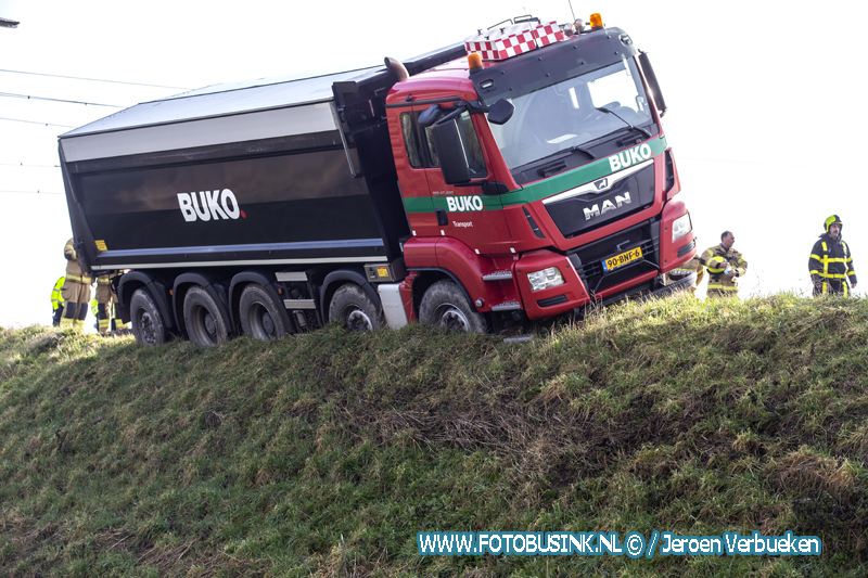 Vrachtwagen raakt gevaarlijk van de weg aan de Wieldrechtse-Zeedijk in Dordrecht