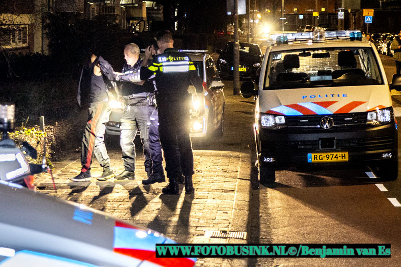 Politie lost waarschuwingsschot voor overvaller in Dordrecht .