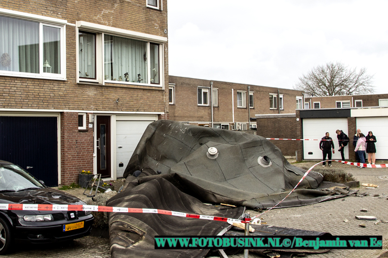 Dakbedekking waait van huizen aan de Damsterdiep in Dordrecht