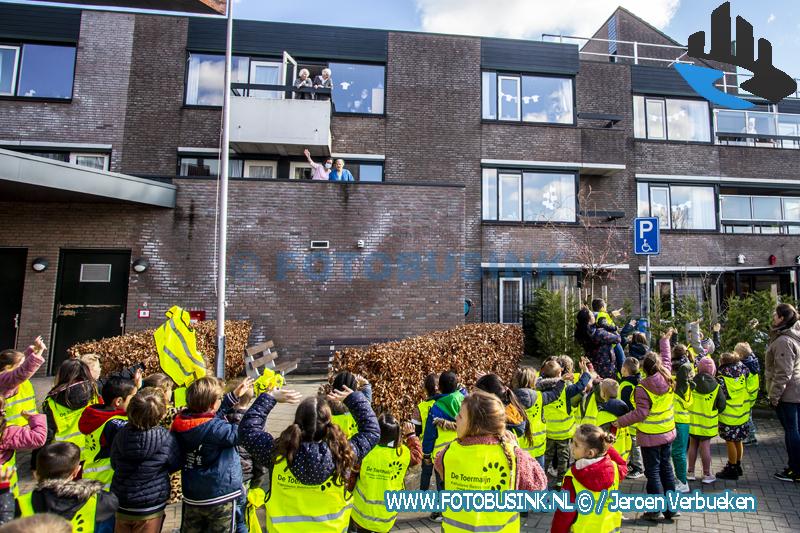 Basisschoolkinderen zwaaien naar de ouderen in de Lichtkring