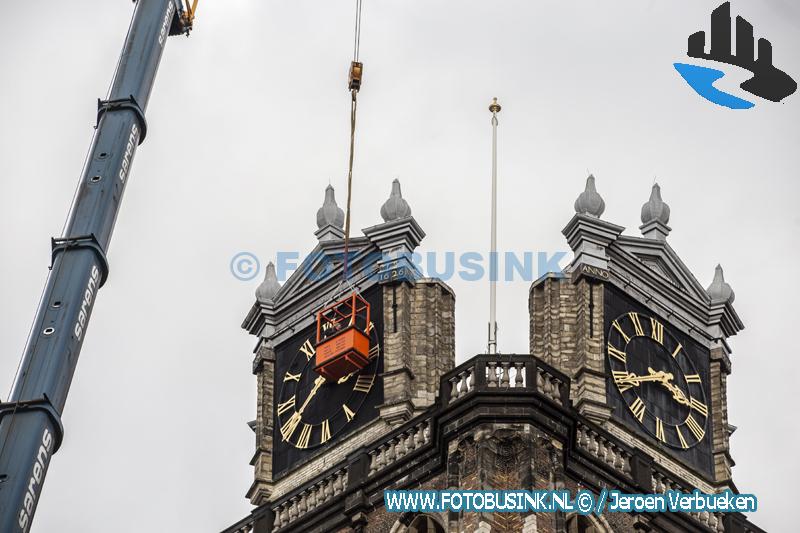 Grote kerk in Dordrecht heeft zijn vlaggenmast terug.