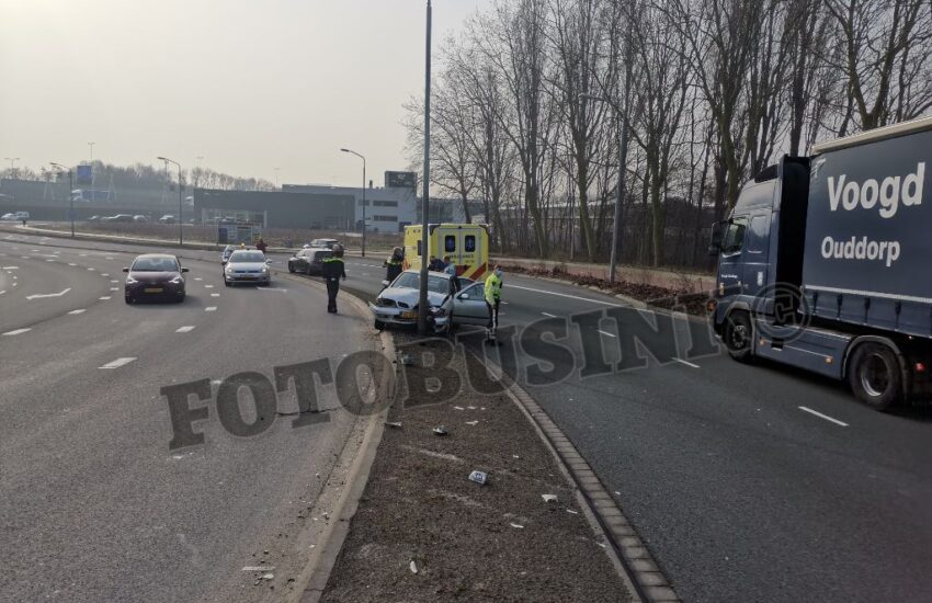 Auto vliegt uit de bocht aan de Mijlweg in Dordrecht, 1 persoon naar ziekenhuis