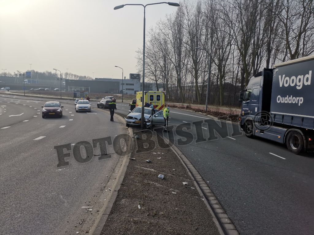 Auto vliegt uit de bocht aan de Mijlweg in Dordrecht, 1 persoon naar ziekenhuis