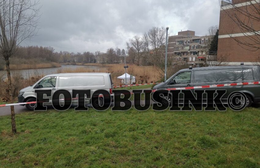 De politie doet onderzoek na aantreffen van een stoffelijk overschot het Generaal S.H. Spoorpad.