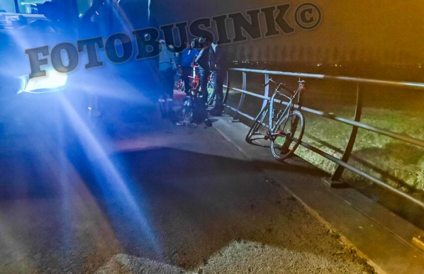 Wielrenners raken gewond na aanrijding met ree aan de Oude Veerweg in Dordrecht