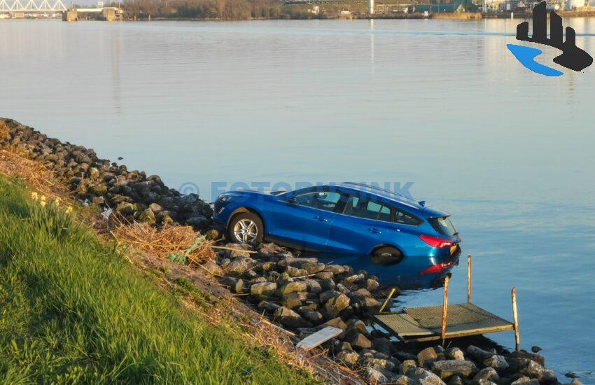 Auto te water aan de scheepvaartweg in Papendrecht