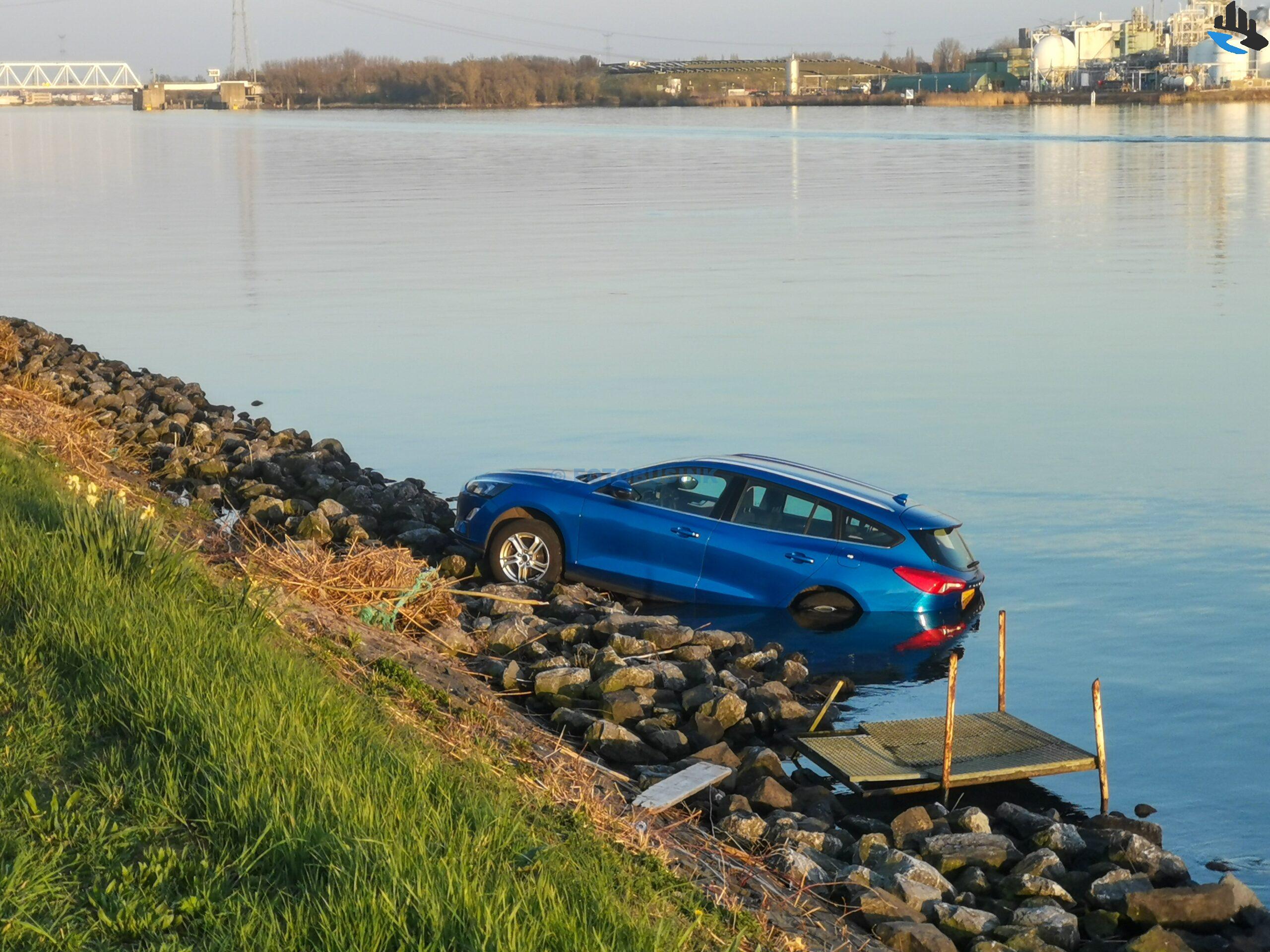 Auto te water aan de scheepvaartweg in Papendrecht