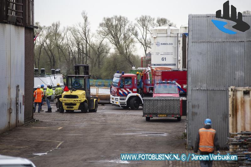 Brand op tanker aan de Rivierdijk in Hardinxveld-Giessendam.