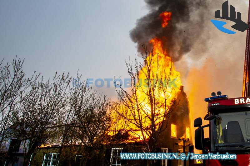 Brand verwoest woonboerderij aan de Brandwijksedijk in Brandwijk