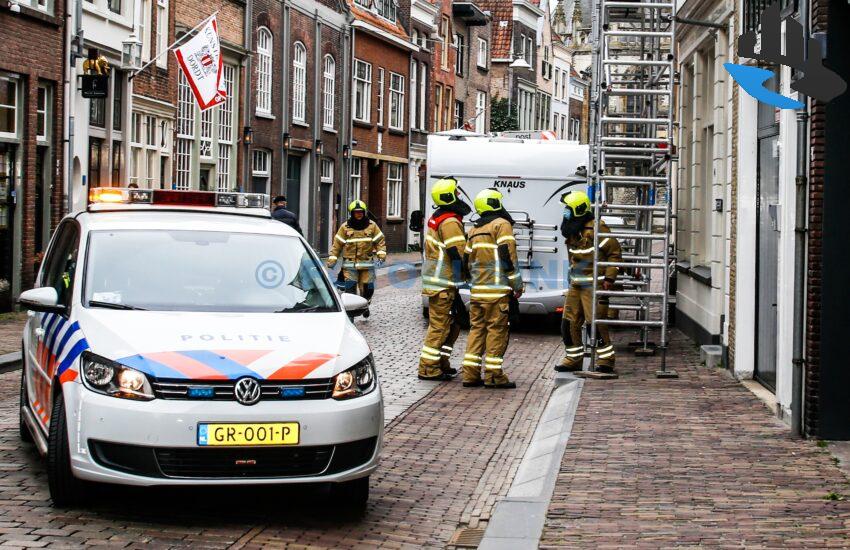 Bewoner rijdt met camper tegen hoge steiger aan de Grotekerksbuurt in Dordrecht