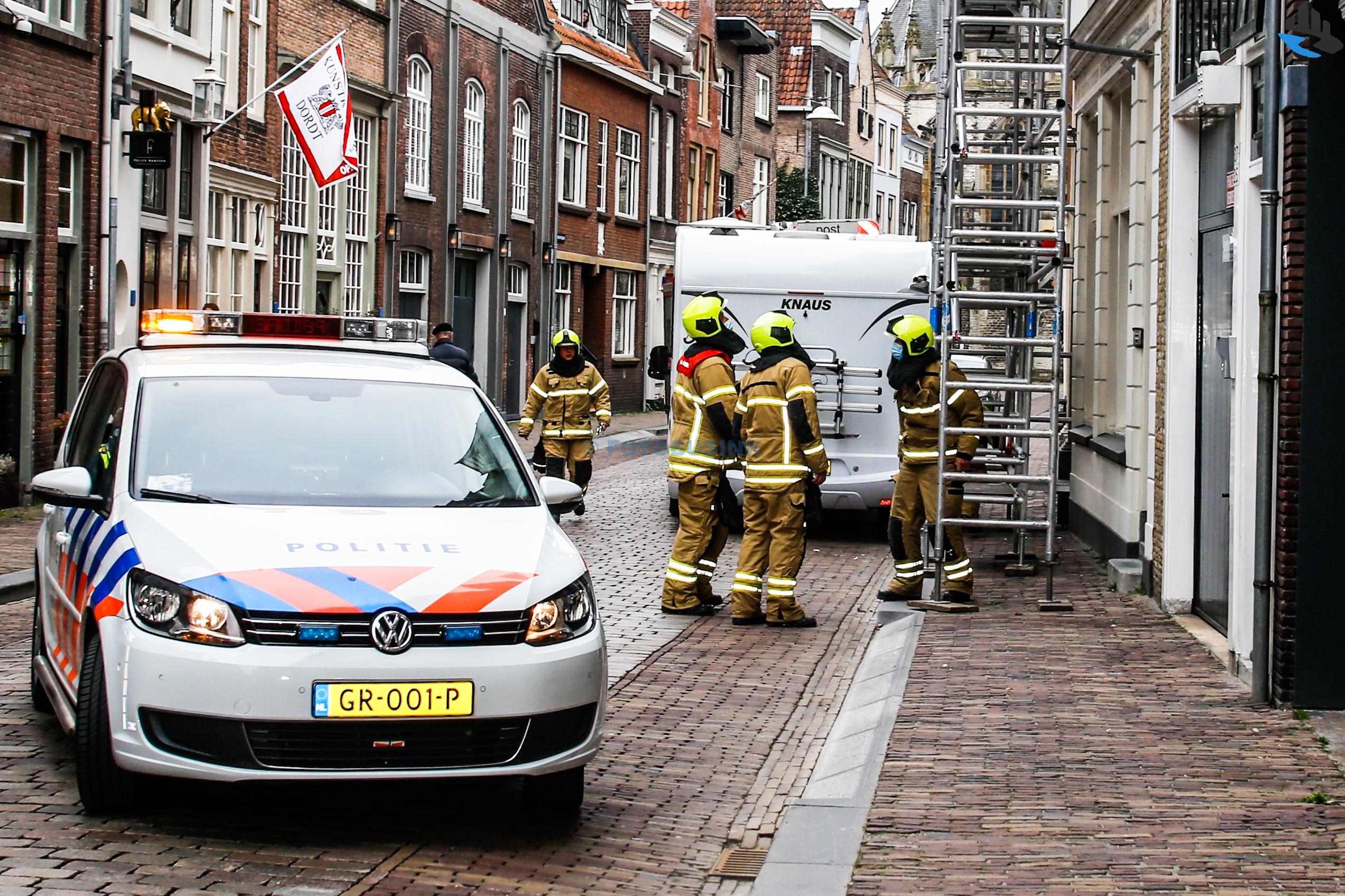 Bewoner rijdt met camper tegen hoge steiger aan de Grotekerksbuurt in Dordrecht