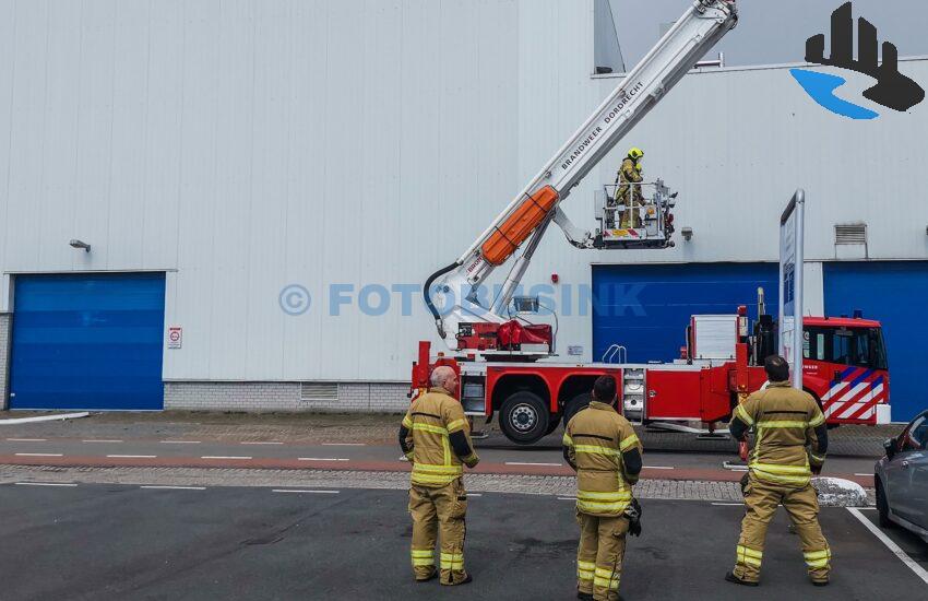 Dakplaten waaien van bedrijf aan de Vierlinghstraat in Dordrecht