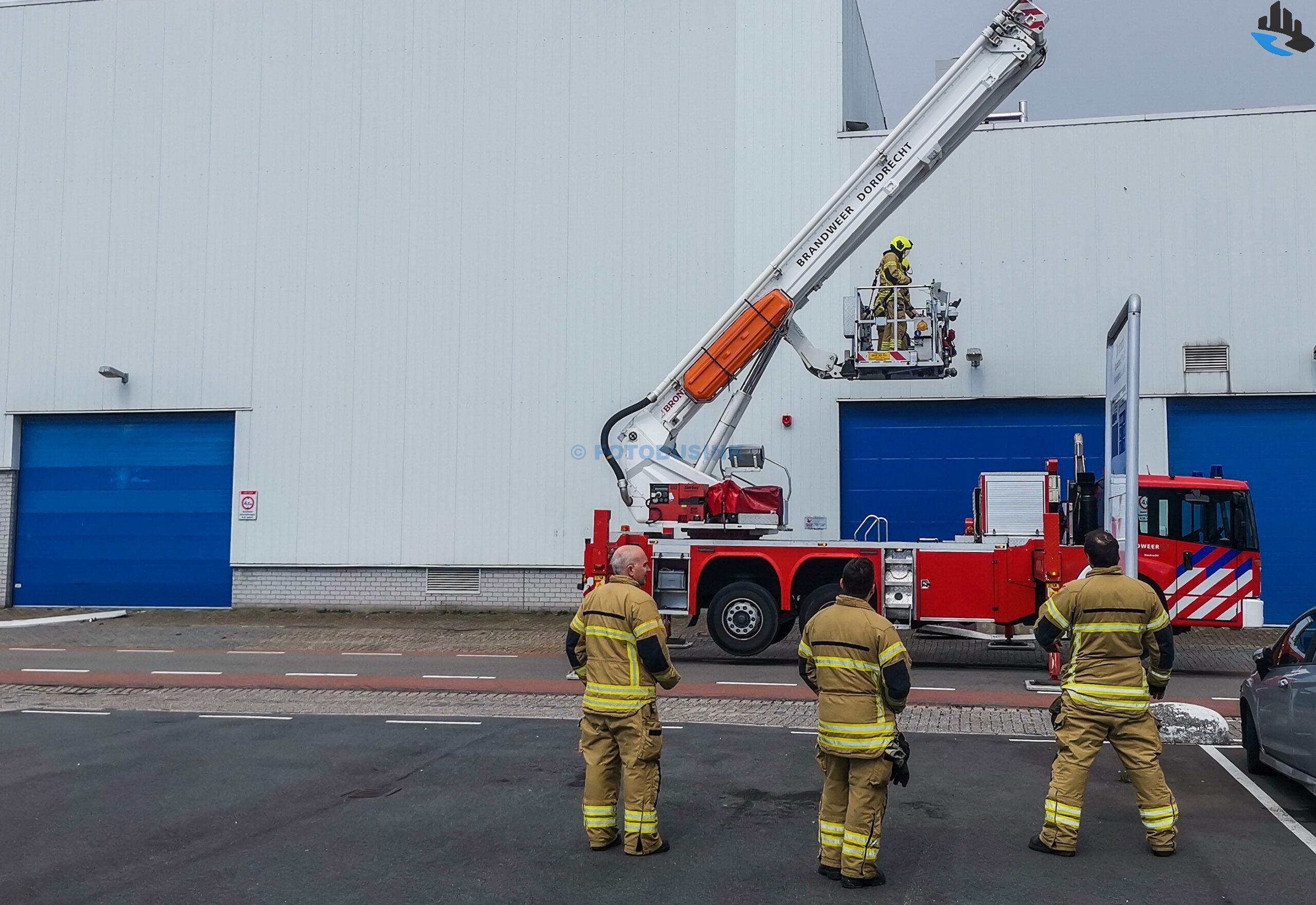 Dakplaten waaien van bedrijf aan de Vierlinghstraat in Dordrecht