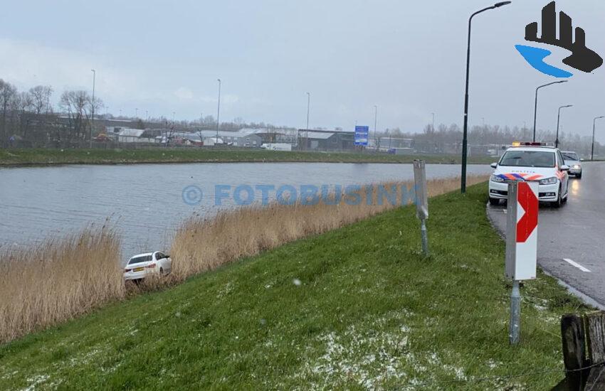 Hulpdiensten massaal opgeroepen voor auto te water aan de Rivierdijk.