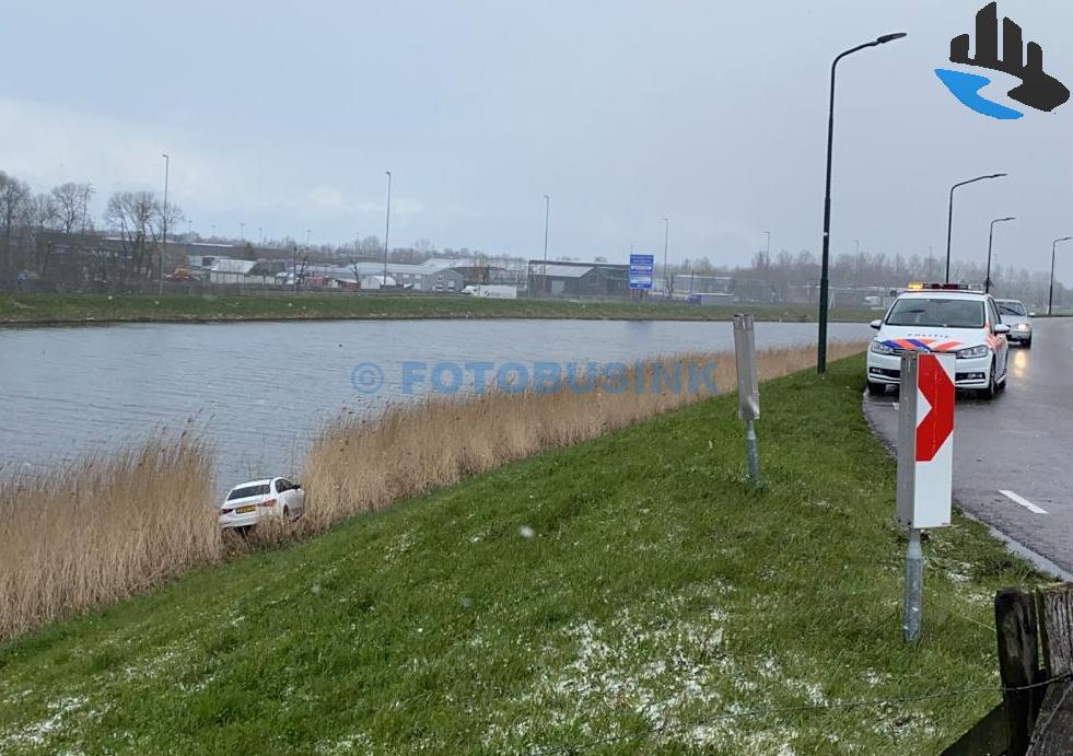 Hulpdiensten massaal opgeroepen voor auto te water aan de Rivierdijk in Hardinxveld-Giessendam