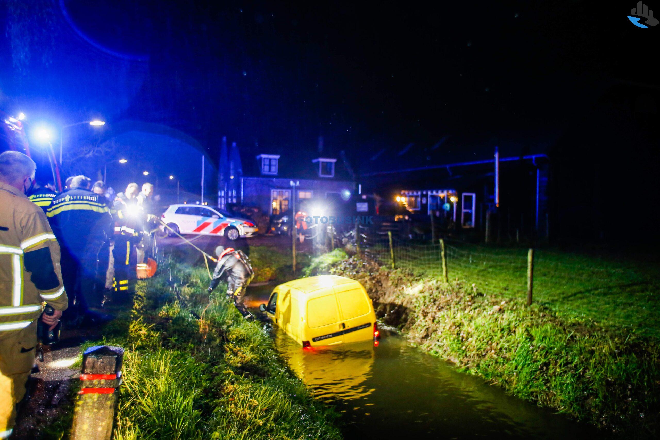 Auto te water Haaswijkweg-Oost Dordrecht