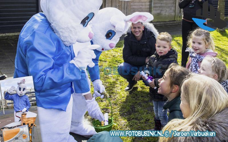 Paashazen brengen bezoek aan Hendrik-Ido-Ambacht.