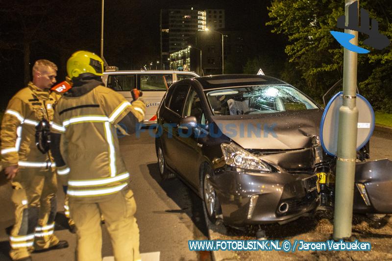 Automobilist klapt op lantaarnpaal aan de Copernicusweg in Dordrecht.