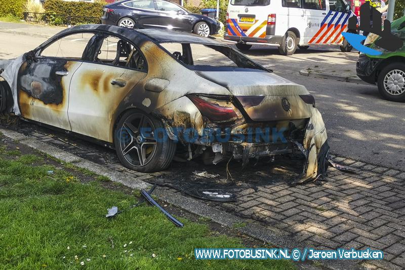Auto verwoest door brand aan de Maasstraat in Dordrecht