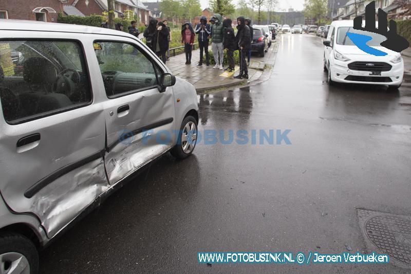 Auto op zijn kant na ongeval aan de Willem Marisstraat in Dordrecht