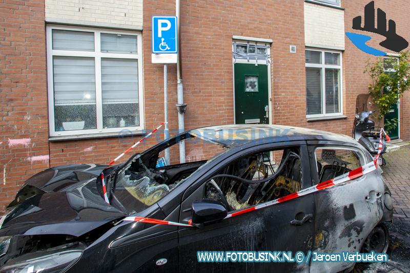 Auto op gehandicaptenparkeerplaats verwoest door brand aan de Heer Heymansuysstraat in Dordrecht.
