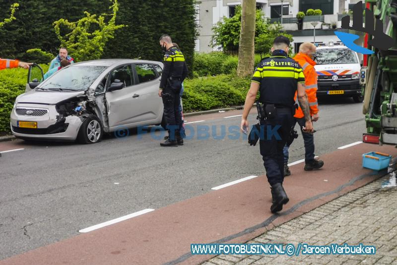 Auto zwaar beschadigd na aanrijding met vuilniswagen aan de Hellenburg in Dordrecht