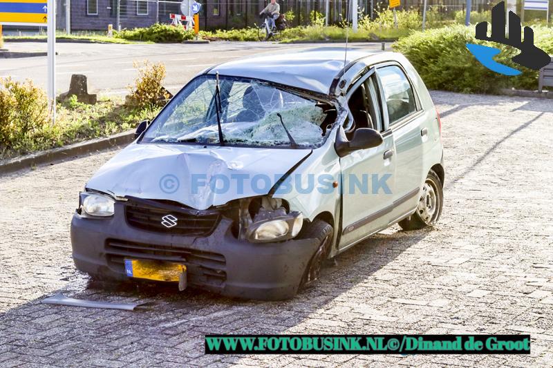 Auto crasht bij benzinestation aan de Ketelweg in Papendrecht.