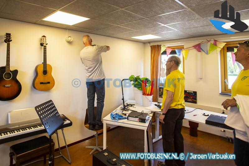 Vrijwilligers NL-doet frissen Ambachtse Muziekschool op.