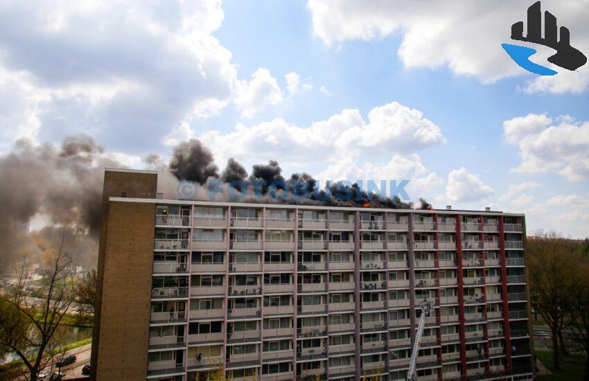 Grote brand Kapteynweg , Dak van flat in Brand