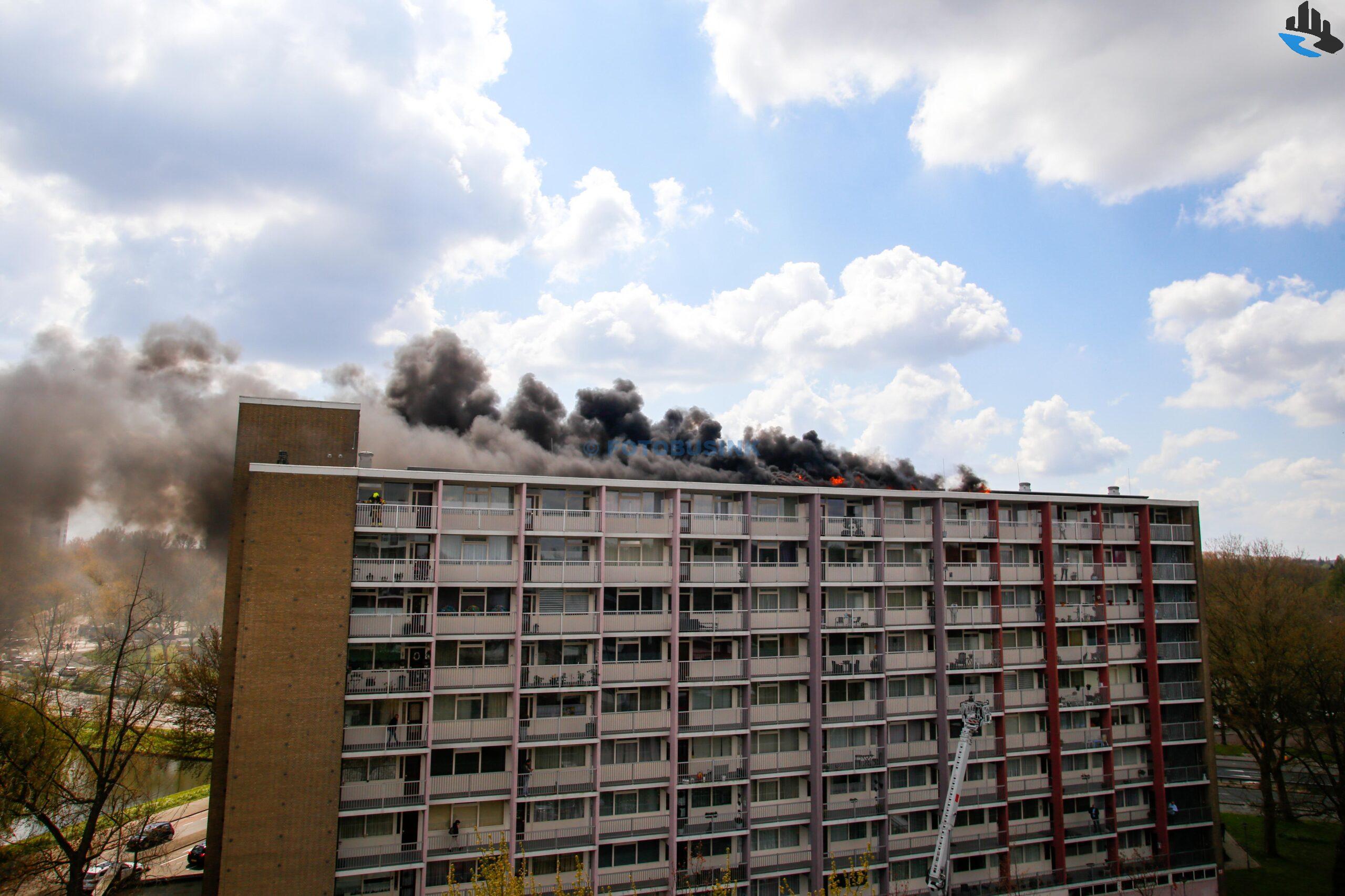 Grote brand Kapteynweg , Dak van flat in Brand