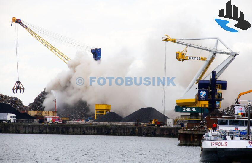 Grip 1 voor schroot in brand aan de 's Gravendeelsedijk in Dordrecht.