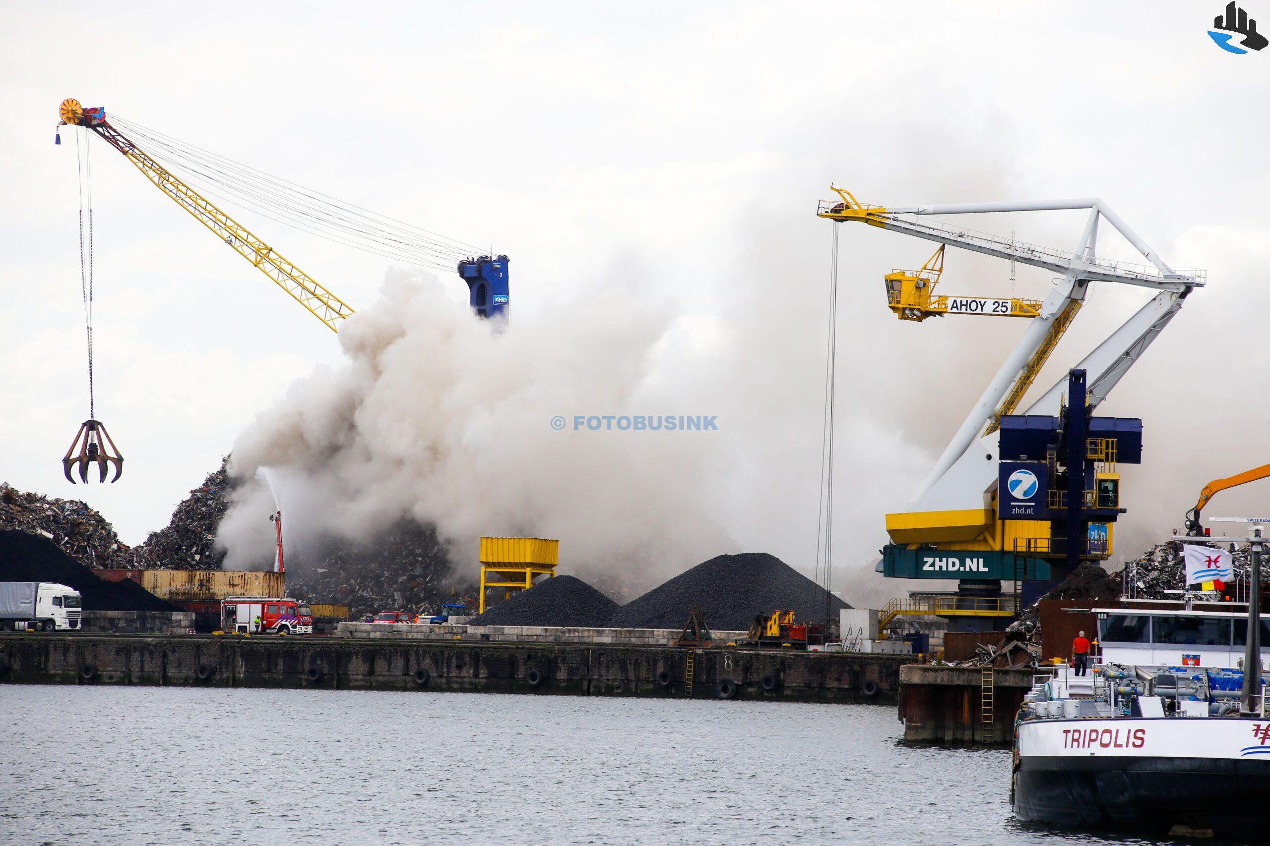Grip 1 voor schroot in brand aan de 's Gravendeelsedijk in Dordrecht.