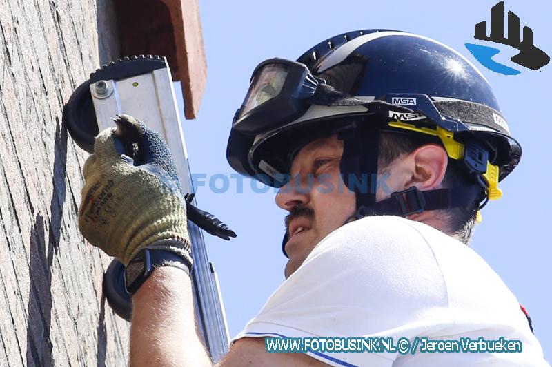 Brandweer redt verstrikte Zwaluw aan de Ring in Hendrik Ido-Ambacht