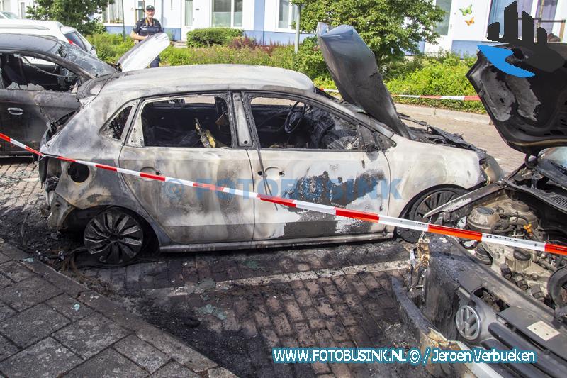3 auto's verwoest door brand aan de Kokmeeuwstraat in Dordrecht.