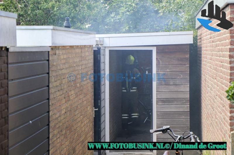 Schuur in brand aan de Dubbelsteynlaan-Oost in Dordrecht.